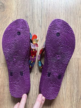Chanclas moradas con flor y mariposas