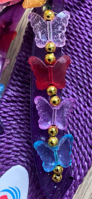 Chanclas moradas con flor y mariposas