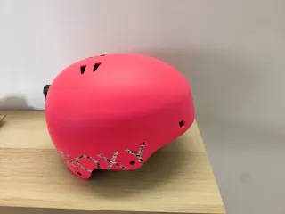 Casco de nieve rosa