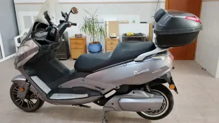 Moto Eléctrica Gris. Efum Puma