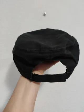 Gorra negra con escudo