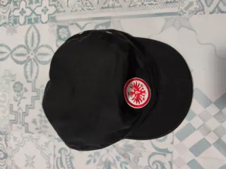 Gorra negra con escudo
