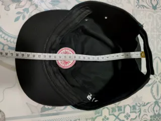 Gorra negra con escudo