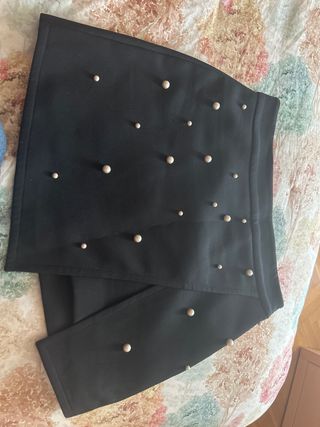 Falda negra con perlas