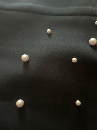 Falda negra con perlas