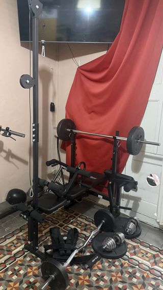 Banco de pesas multifunción mas discos mas barras