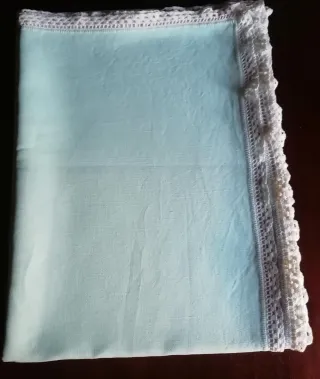 Tovaglia verde acqua con bordo uncinetto