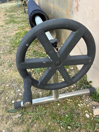 Cubre piscina con enrollador