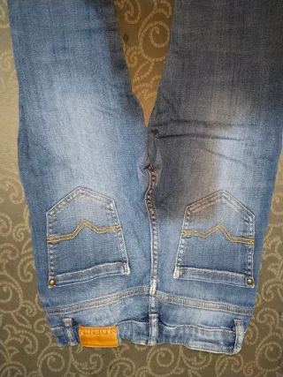 Pantalones vaqueros desgastados