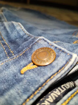 Pantalones vaqueros desgastados