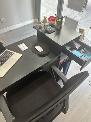 Scrivania nera con sedia da ufficio