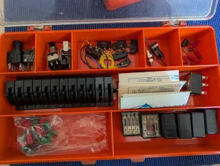 Cajas con piezas para trenes miniatura