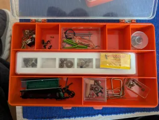 Cajas con piezas para trenes miniatura