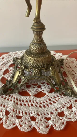 Lámpara de mesa dorada con figura de niño