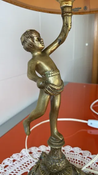 Lámpara de mesa dorada con figura de niño