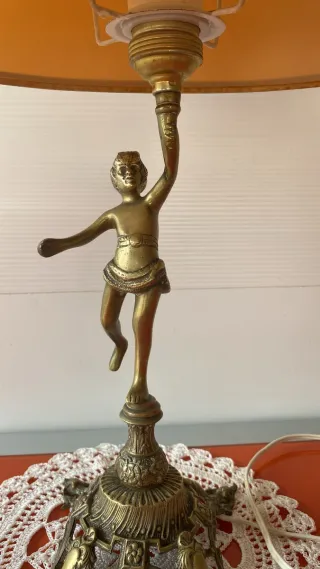 Lámpara de mesa dorada con figura de niño