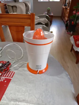 Exprimidor Sogo blanco y naranja
