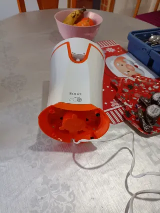 Exprimidor Sogo blanco y naranja