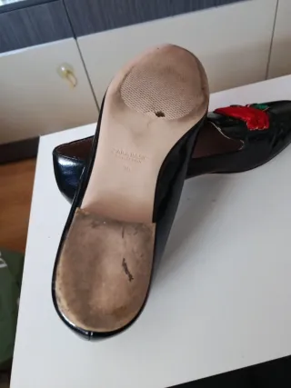 Zapatos planos negros con rosa roja