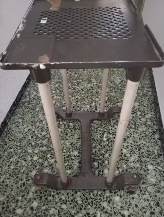 Mesita auxiliar metálica con ruedas