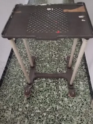 Mesita auxiliar metálica con ruedas