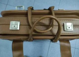 Maleta de piel vintage marrón