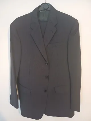 Completo uomo elegante nero