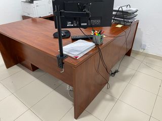 Mesa de despacho y auxiliar