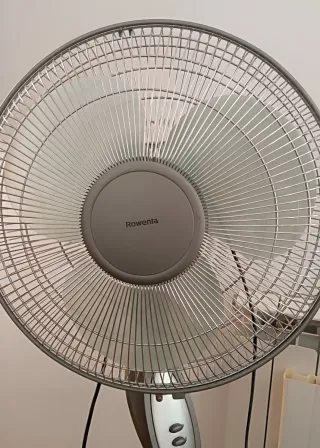 Ventilador de pie Rowenta plateado