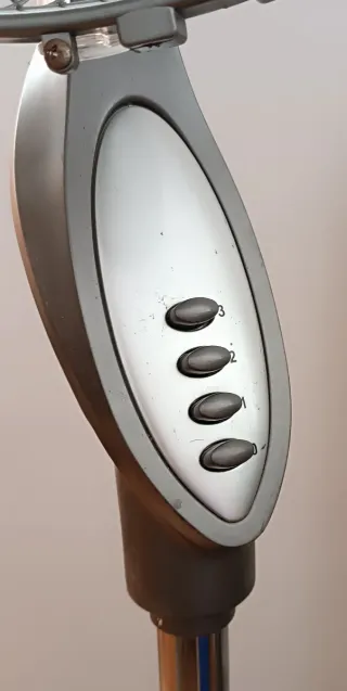 Ventilador de pie Rowenta plateado