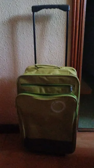 Maleta de cabina verde con ruedas