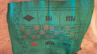 Caja de piel con ruleta, dominó, dados y cartas