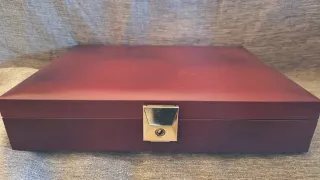 Caja de piel con ruleta, dominó, dados y cartas