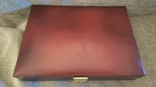 Caja de piel con ruleta, dominó, dados y cartas