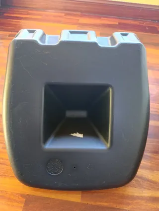 Asiento infantil de plástico negro