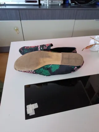 Zapatos planos con flores rosas y negras