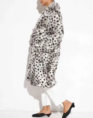 Abrigo pelo estampado animal print