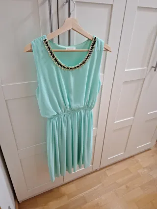 Vestido verde azulado con adornos de fiesta