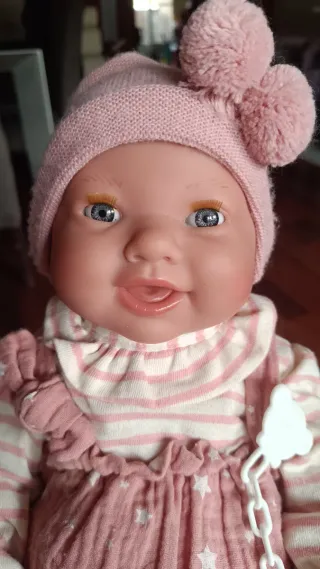 Muñeca bebé niña con chupete