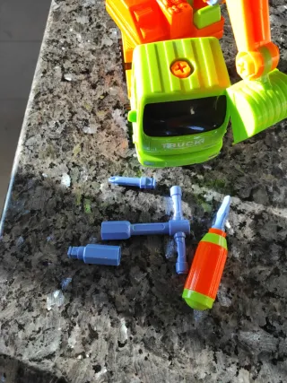 Juguete de construcción con herramientas