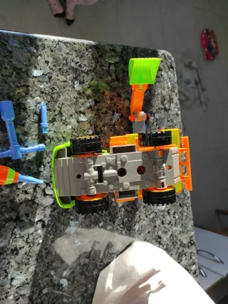 Juguete de construcción con herramientas