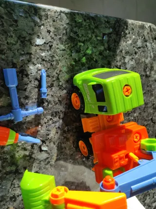 Juguete de construcción con herramientas