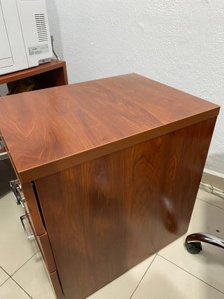 Cajonera de madera con ruedas y cerradura