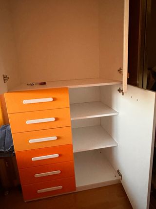 Armadio a 2 ante con 6 cassetti e ripiani