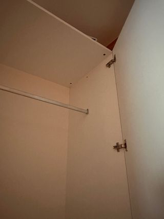 Armadio a 2 ante con 6 cassetti e ripiani