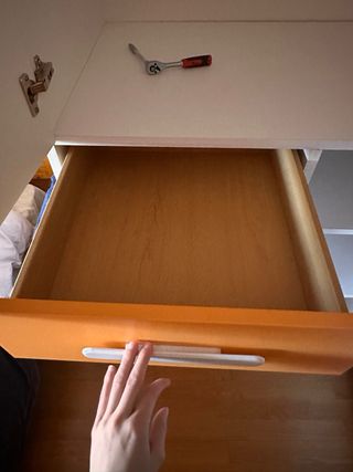 Armadio a 2 ante con 6 cassetti e ripiani