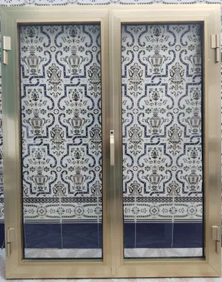 VENTANA DE ALUMINIO DORADO.