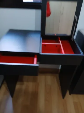 Tocador negro con cajones