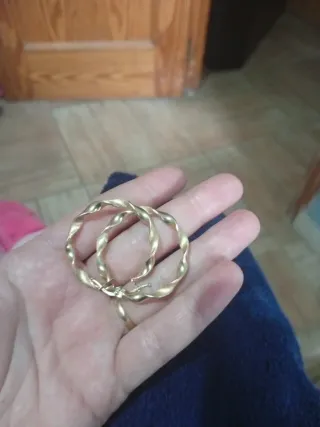 Pendientes de aro dorados trenzados