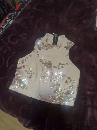 Traje joven blazer, blusa y falda beige con dorado